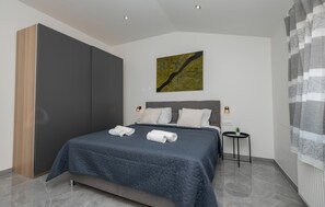 6 bedrooms, travel cot, free WiFi, bed sheets