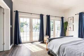 4 quartos, escrivaninha, ferros/tábuas de passar roupa, berço de viagem