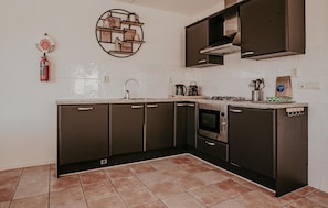 Coffee/tea maker, fridge, microwave, stovetop