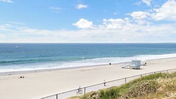 Perto da praia, espreguiçadeiras, toalhas de praia