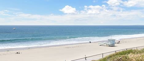 Beach nearby, sun-loungers, beach towels