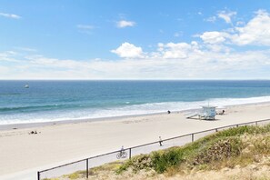 In Strandnähe, Liegestühle, Strandtücher