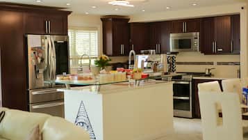 Full-size fridge, microwave, oven, stovetop
