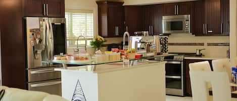 Full-size fridge, microwave, oven, stovetop