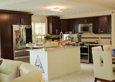Refrigerador con freezer, microondas, horno, placa de cocina