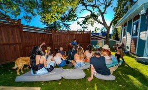 Outdoor banquet area - Illuminati Guest House (Victoria)