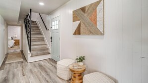 Un intérieur moderne avec un escalier, un plancher en bois et un élément décoratif mural.