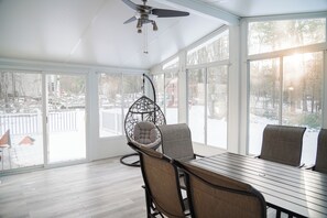 Dining - The Ultimate Retreat (East Stroudsburg)