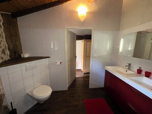 Shower, jetted tub, hair dryer, towels