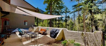 Spacious 800 sqf 2-bedroom condo 1.5 miles away from lift 1 at Taos Ski Valley!