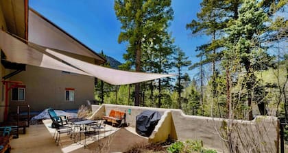 Spacious 800 sqf 2-bedroom condo 1.5 miles away from lift 1 at Taos Ski Valley!