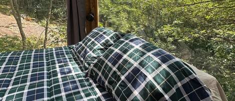 1 bedroom, bed sheets