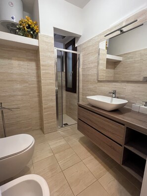 Dusche, Haartrockner, Bidet