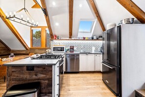 Refrigerador, microondas, horno y parrilla de estufa 