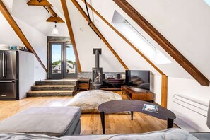 1 bedroom, iron/ironing board, travel cot, free WiFi - Cozy Stay w/ Roof Deck | Parking | 5 Min Downtown (Portland)