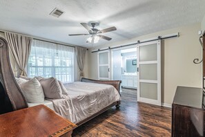 4 slaapkamers, een kluis op de kamer, een strijkplank/strijkijzer, wifi