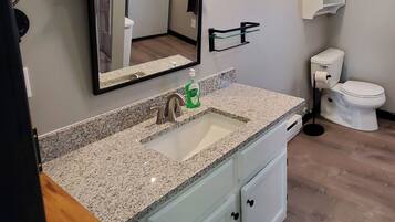 吹风机、毛巾、肥皂、洗发水