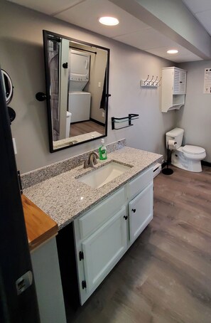 Secador de cabelo, toalhas de banho, sabonete, shampoo