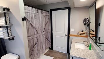 Haartrockner, Handtücher, Seife, Shampoo