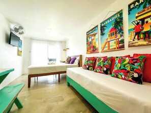 Tabla de planchar con plancha, wifi y ropa de cama 