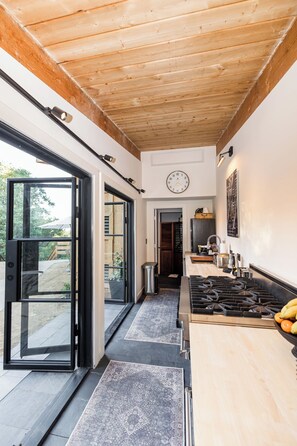 Køleskab, mikrobølgeovn, ovn, kogeplade