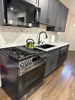 Een koelkast, een magnetron, een oven, een kookplaat