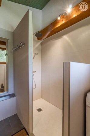 Shower, hair dryer - Gîte des Granges - LE Chatelard (LE CHATELARD)