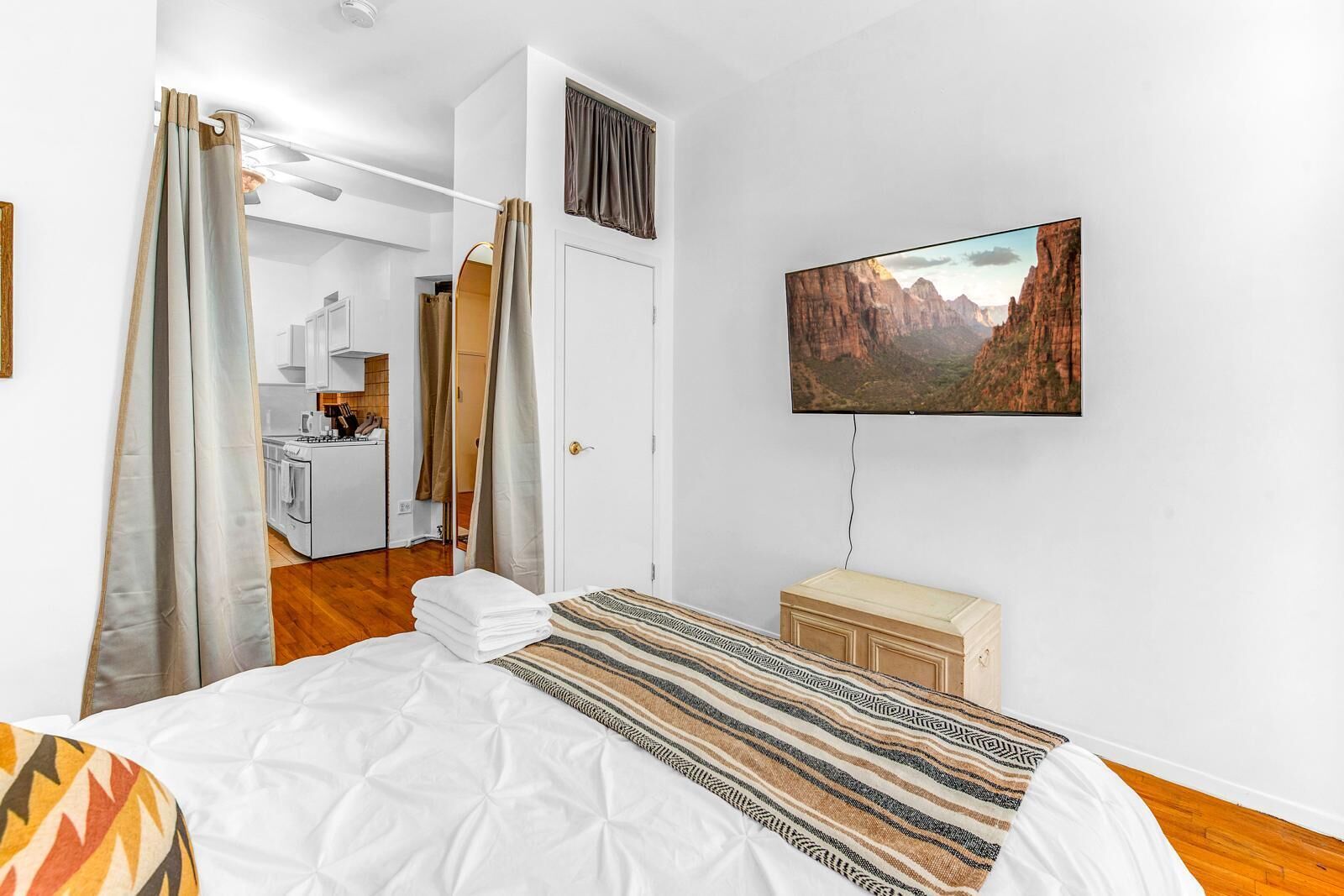 Huge1-bedroomin vibrant New York with Backyard