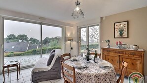 Een eethoek met een tafel voor vier personen, een bank en uitzicht op de omgeving.