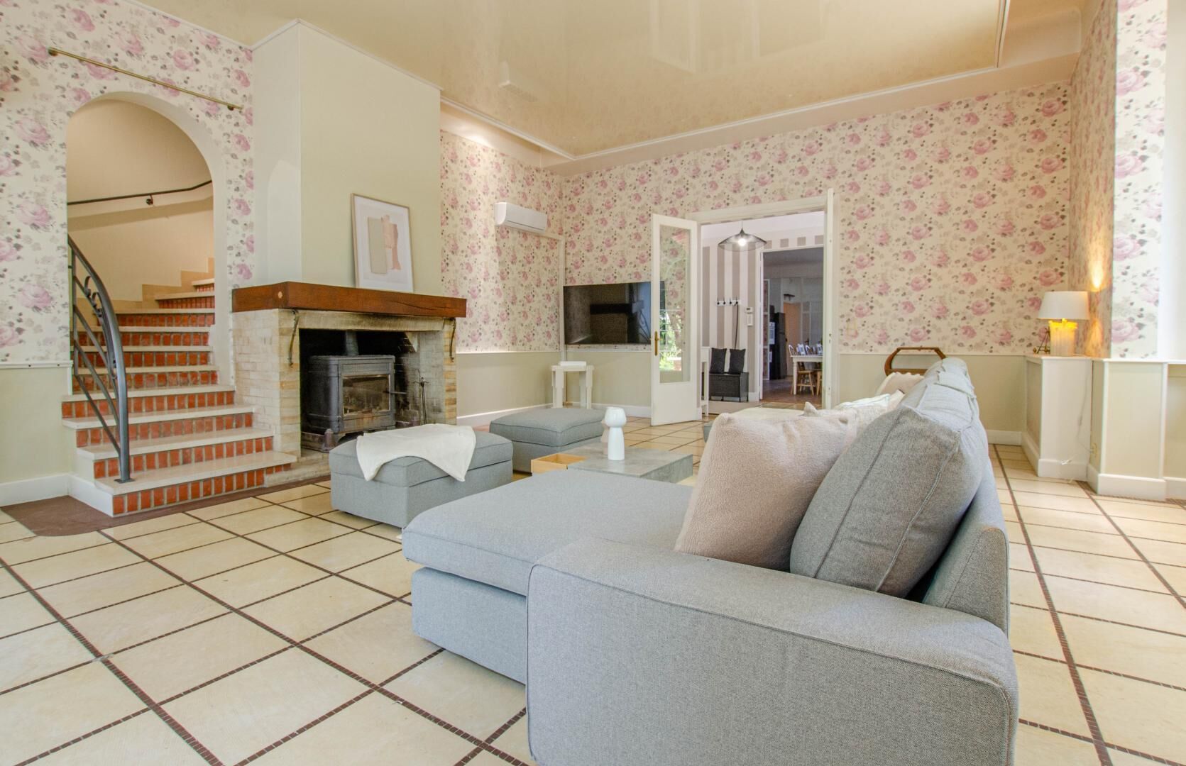 Televisión y chimenea 