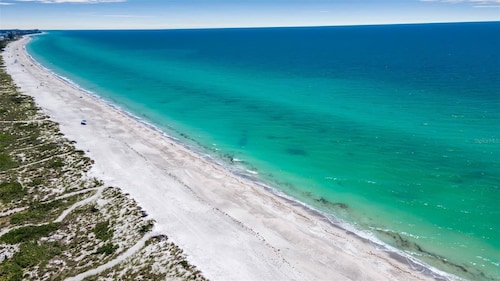 Turtle Walk - Walk to Gorgeous Beach! WALK to 12 different Restaurants!