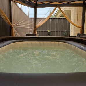 Outdoor spa tub - Limited Spring Offer | Private Jacuzzi | Sleeps 9 (Houston)