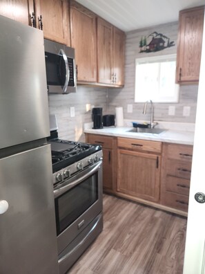 Kylskåp, mikrovågsugn, ugn och spishäll