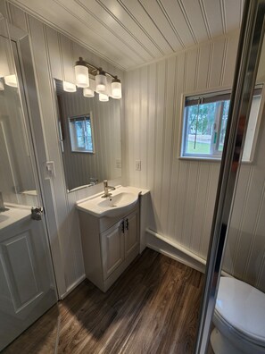 Dusch, hårtork, handdukar och tvål