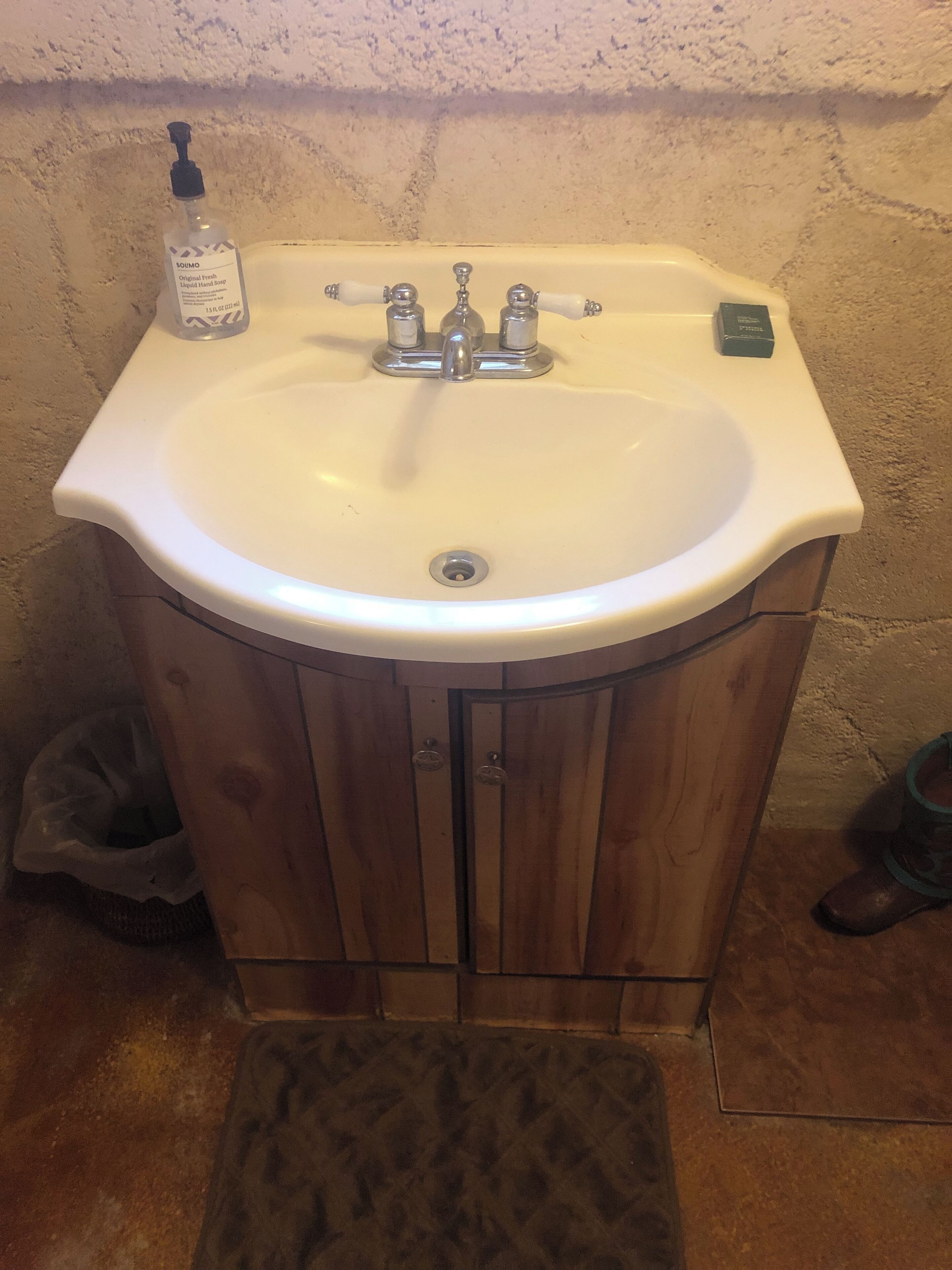 Regadera, toallas, jabón, papel de baño 