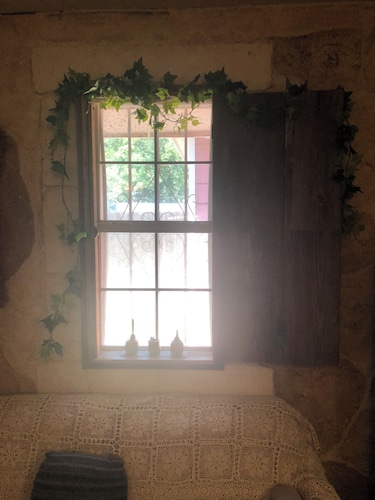 Cozy Texas-themed bungalow casita.  Pet friendly.