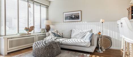 Televisio, pöytätennispöytä, stereot