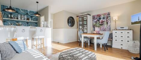 Télévision, table de tennis de table, chaîne hi-fi