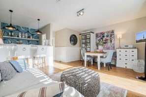 TV, table tennis, stereo