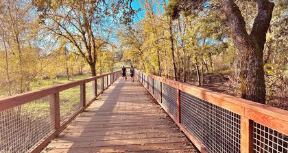 Wine Country Retreat w/ Fireplace, EV Charger, 15 min to Healdsburg