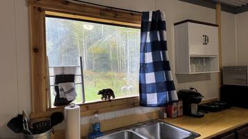 Køleskab, ovn, kaffe-/temaskine, køkkentøj/tallerkener/redskaber