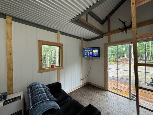 Cozy dry cabin in fabulous Fairbanks. Pets welcome, please read description.