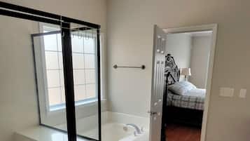 7 Schlafzimmer, Schreibtisch, Bügeleisen/Bügelbrett, Reisekinderbett