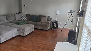 TV connectée, cheminée, baby-foot, livres