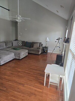 TV connectée, cheminée, baby-foot, livres