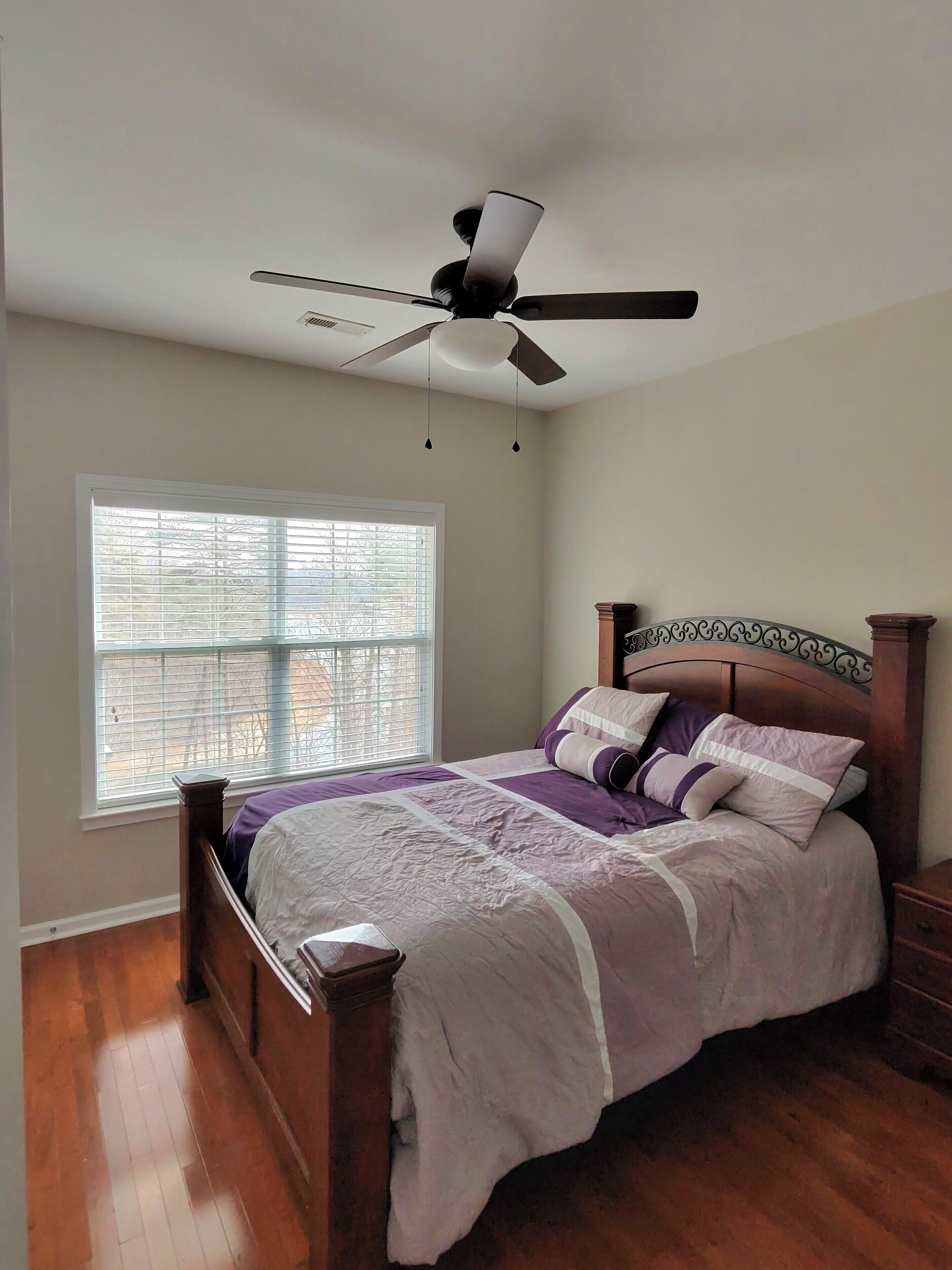 7 chambres, bureau, fer et planche à repasser, lit parapluie