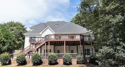 Close to Clemson!! Grand Lake Hartwell Escape 7 Bedroom Lakefront Home