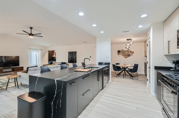 Mikrowelle, Ofen, Herdplatte, Geschirrspüler