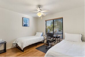 2 habitaciones, escritorio, tabla de planchar con plancha y wifi gratis 