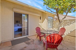 Outdoor dining - Gated Oasis:  2Bed, 2Bath, Pool & Spa, Very fast Wifi ,Garage. 2 mins from I-10. (Tucson)